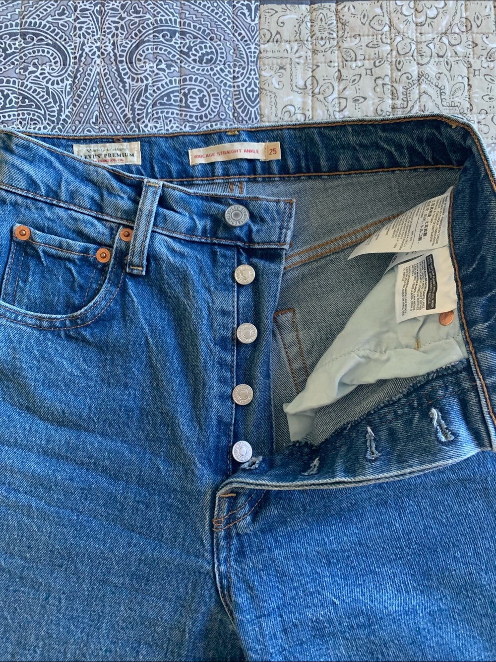 Levi's Ribcage Straight Ankle Jeans - Picture 6 of 14